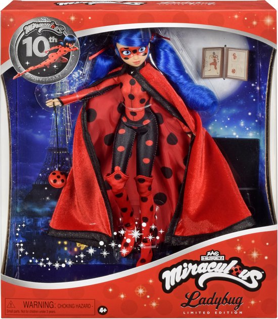 Bandai - Miraculous Ladybug 10th Birthday Doll - Limited Edition Set met accessoires - Officieel gelicentieerd Miraculous - 26 cm gelede modepop - Kinderspeelgoed 4+ - P50199 van Merkloos