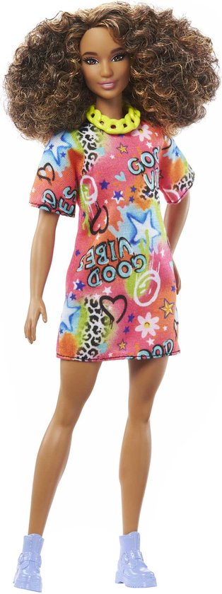 Barbie pop fashionista's, bruin krullend haar, T-shirtjurk met graffitiprint van Barbie