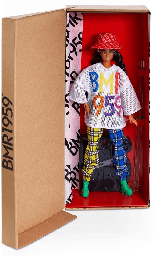 Barbie Specialty BMR1959 - Mesh T-Shirt, Plaid Joggers and Bucket Hat van Merkloos