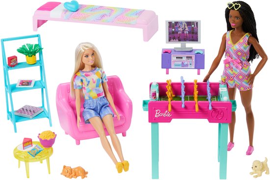 Barbie Speelkamer met 2 poppen en allerlei accessoires -Bed - Bank - Huisdieren - Tafelvoetbal - Kast - Eettafel - Televisie