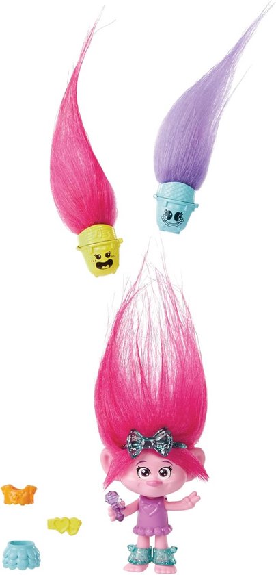 Kleine pop met kleding en verrassende accessoires voor kinderen