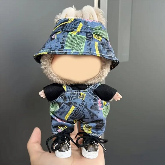 Labubu Outfit – Labubu Poppenoutfit – 17 cm – Blauwe Bucket Hat & Grafische Overall – Streetwear Stijl Geschikt voor Labubu Pop 17 cm Complete Outfit van Merkloos