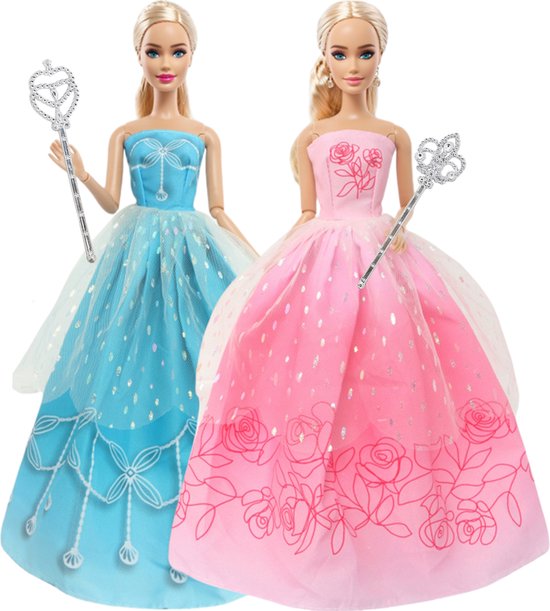 Lynn’s poppenkleertjes - Set ‘Callie’ - Geschikt voor Barbie pop - Set van 2 prinsessenjurken & 2 staffen - Wijde, luxe jurken - Cadeauzakje van Lynn’s