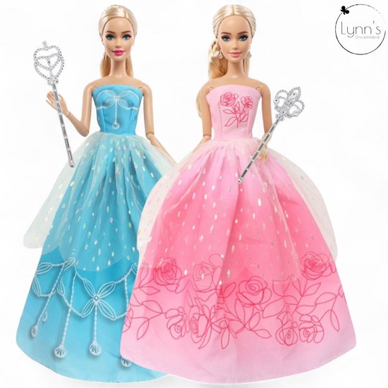 Lynn’s poppenkleertjes - Set ‘Callie’ - Geschikt voor (curvy) modepop - Set van 2 prinsessenjurken & 2 staffen - Wijde, luxe jurken - Cadeauzakje
