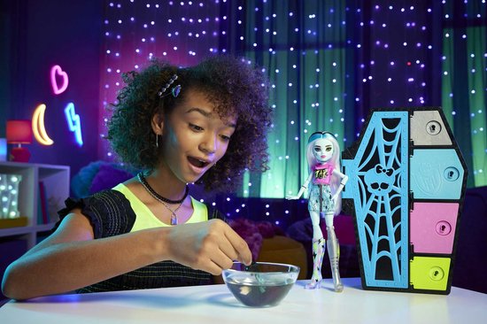 Monster High Skulltimate Secrets - Pop - Frankie Stein met garderobe van Mattel