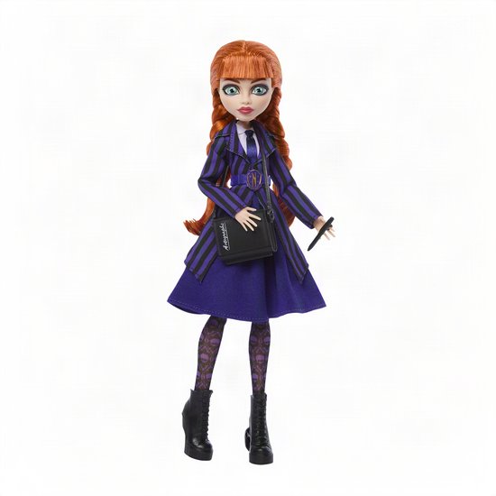 Monster High x Wednesday verzamelpop - Agnes DeMille met paars uniform en accessoires