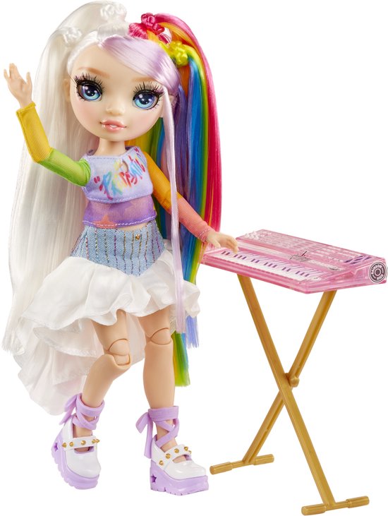 Rainbow High Jr High Rockband - Amaya, regenboogkleurige modepop van 23 cm met keyboard en stickers om instrument aan te passen, kan poseren. Geweldig speelgoed of cadeau voor kinderen van 4+ jaar van Rainbow High