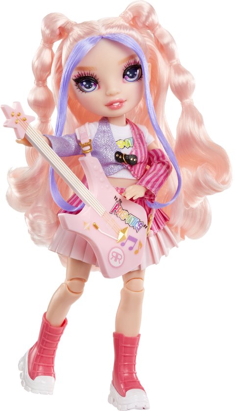 Rainbow High Jr High Rockband - Bella, roze modepop van 23 cm met gitaar en stickers om instrument aan te passen, kan poseren. Geweldig speelgoed of cadeau voor kinderen van 4+ jaar van Rainbow High