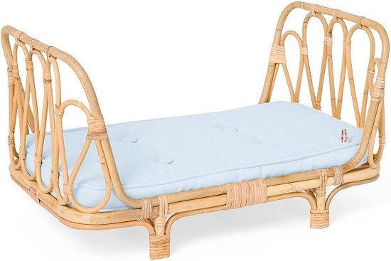 Rotan poppenbedje met blauw matrasje van Olli Ella